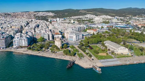 صورة تظهر ساحل مدينة سالونيك اليونانية، مع المباني والمناطق الخضراء، وتعكس موقع الاكتشافات الأثرية المهمة.