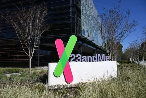 شعار شركة 23andMe أمام مبناها، يرمز إلى خدمات تحليل الحمض النووي وتأثيرها على الخصوصية والبيانات الجينية.
