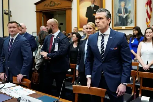 وزير الدفاع الأمريكي Pete Hegseth في جلسة استماع أمام الكونغرس، حيث يناقش تكاليف الحرب على إيران وسط انتقادات من المشرعين.