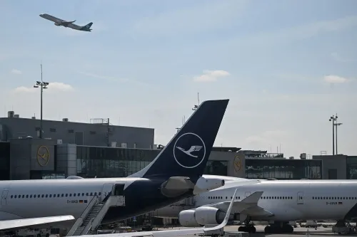 زيادة حركة الطيران في مطار أوروبي مع طائرة تابعة لشركة Lufthansa تقلع، تعكس تأثير أزمة الطاقة على قطاع الطيران.