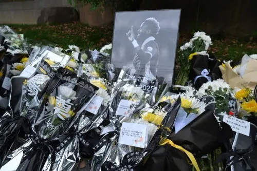 تظهر الصورة باقات من الزهور البيضاء والصفراء محاطة بصورة آرون بوبندزا، تكريمًا له بعد وفاته المأساوية عن عمر 28 عامًا.