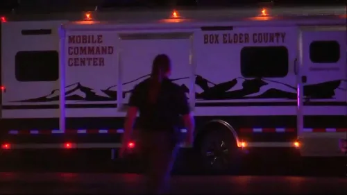 مركز قيادة متنقل تابع لمقاطعة بوكس إيلدر، يظهر فيه ضابط شرطة في موقع الحادث الذي شهد إطلاق نار على ضباط في تريمونتون، يوتا.