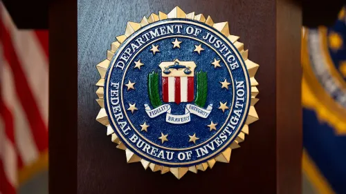 شعار مكتب التحقيقات الفيدرالي (FBI) على خلفية خشبية، يمثل جهود المكتب في مكافحة التهديدات الأمنية في المدارس.