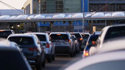 طوابير من السيارات تنتظر عند معبر سان يسيدرو الحدودي، حيث تم اتهام مفتشي الحدود بتلقي رشاوى للسماح بدخول المهاجرين بدون وثائق.