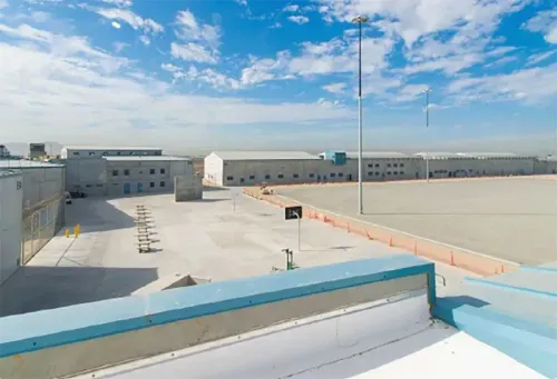 منظر لساحة سجن مع منشآت محاطة بسياج، حيث أمضى إيريك ولايل مينينديز أكثر من ثلاثة عقود خلف القضبان.