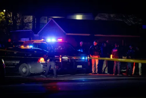 موقع حادث إطلاق نار جماعي في ستوكتون بولاية كاليفورنيا، مع وجود سيارات الشرطة وأفراد الأمن في موقع الحادث.