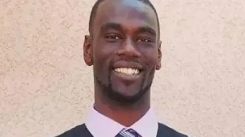 صورة لتاير نيكولز، رجل أسود مبتسم يرتدي سترة رسمية، قبل الحادث المأساوي الذي أدى إلى وفاته في عام 2023، مما أثار احتجاجات واسعة.