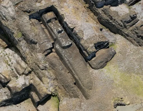 نموذج ثلاثي الأبعاد لمحجر تماثيل مواي في جزيرة الفصح، يظهر تمثالًا غير مكتمل ومناطق عمل متعددة تشير إلى تاريخ صناعة التماثيل.