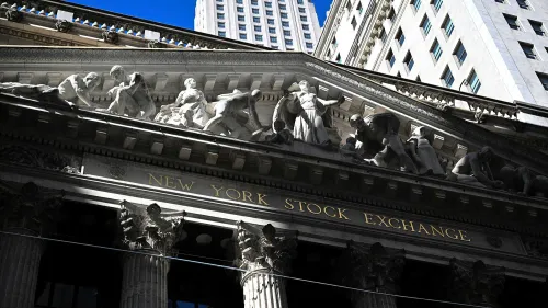 واجهة بورصة نيويورك تظهر تفاصيل معمارية رائعة، تعكس قوة السوق المالية ونجاح خطط الادخار مثل 401(k) في تعزيز المدخرات.