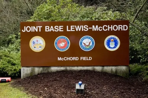 لافتة قاعدة لويس-ماكشورد المشتركة، تظهر شعارات القوات المسلحة الأمريكية، تمثل الموقع الذي شهد تحطم مروحية بلاك هوك.