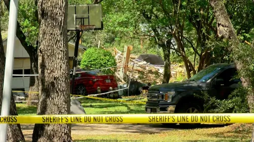 انفجار في منزل بأوستن، تكساس، أدى إلى تضرر عدة منازل ومصابين، مع وجود شريط تحذيري حول المنطقة.