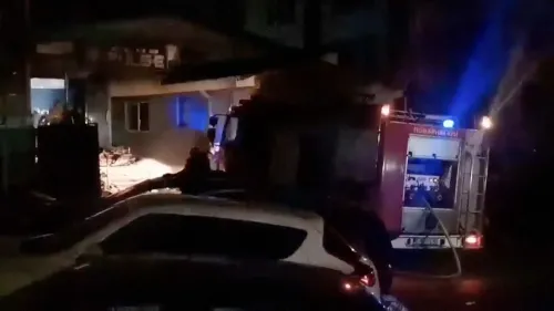 حريق ملهى ليلي في كوتشاني، مقدونيا الشمالية، مع وجود سيارة إطفاء في الموقع، حيث أسفر الحادث عن وفاة 51 شخصًا وإصابة أكثر من 100.