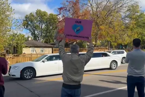 استقبال حماسي لصوفيا فورتشاس، التي تعافت من إصابة خطيرة، حيث يحمل أحد الأشخاص لافتة احتفالية في شوارع مينيابوليس.