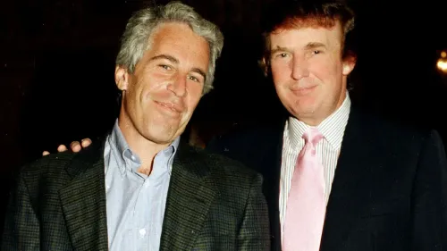 صورة تجمع جيفري إبشتاين مع دونالد ترامب في حدث اجتماعي، تعكس العلاقة المثيرة للجدل بينهما في أوائل العقد 2000.