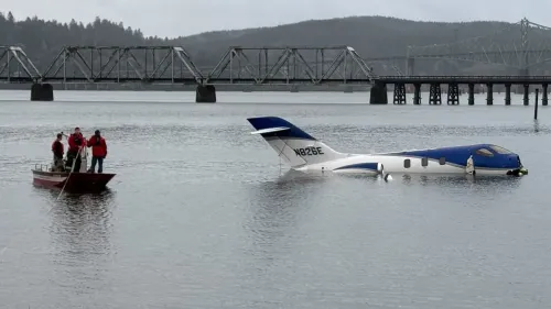 طائرة صغيرة من طراز HA-420 غارقة في مياه نورث بيند بولاية أوريغون، مع وجود فريق إنقاذ على قارب قريب.