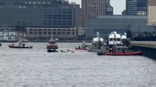 حادث تحطم مروحية في نهر هدسون، مع وجود قوارب إنقاذ للبحث عن المفقودين، والخلفية تظهر المباني في نيويورك.