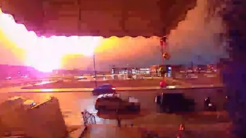 انفجار ضخم يضيء السماء في فيلادلفيا بعد تحطم طائرة إخلاء طبي، مما أدى إلى إصابات متعددة وأضرار كبيرة في المنطقة.