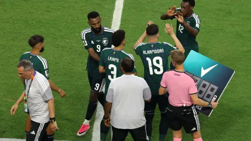 لاعبو المنتخب السعودي لكرة القدم يجرون تبديلًا خلال مباراة، استعدادًا لمنافسات خليجي 27 التي تستضيفها جدة وتسعى لإعادة اللقب بعد غياب 22 عاماً.