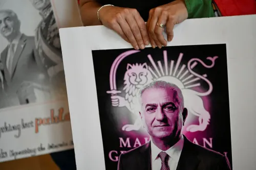 شخص يحمل لافتة تحمل صورة رضا بهلوي، زعيم المعارضة الإيرانية، خلال مؤتمر العمل السياسي المحافظ في تكساس.