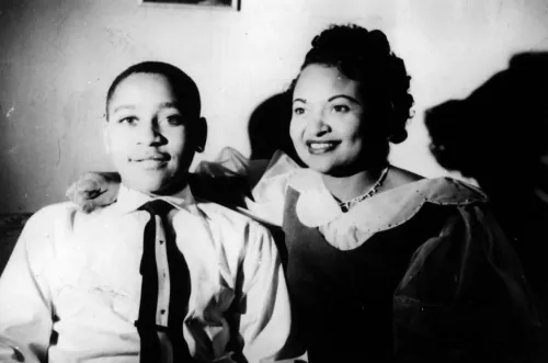 صورة لإيميت تيل، المراهق الأسود الذي قُتل في 1955، مع والدته. تعكس الصورة الأثر العاطفي لمأساته على حركة الحقوق المدنية.