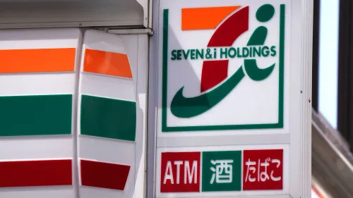 شعار شركة Seven & I Holdings، مع تفاصيل عن الخدمات المتاحة مثل الصراف الآلي والمشروبات، في سياق مناقشات الاستحواذ.