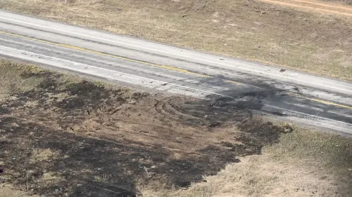 مشهد للحطام على الطريق السريع 20 في أيداهو بعد حادث تصادم شاحنتين، حيث تظهر آثار الحريق والأرض المحترقة.