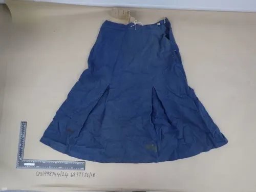 تنورة زرقاء تعود للضحية لويزا دن، تم استخدامها كدليل في قضية القتل والاغتصاب التي حُلت بعد 58 عامًا.