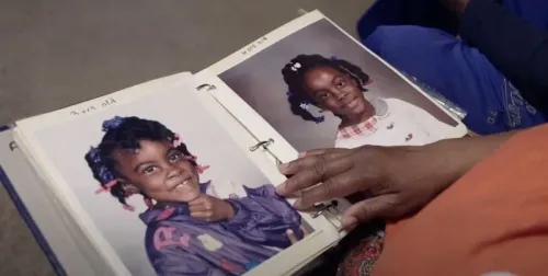 صور لآشا دجري، الطفلة المفقودة، تظهر ابتسامتها وضفائر شعرها. تمثل هذه الصور ذكريات مؤلمة لعائلتها ومجتمعها.