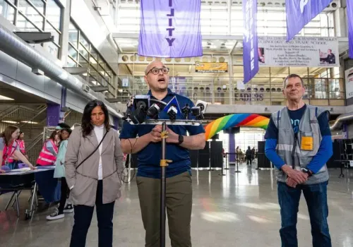 مفوض الصحة في ميلووكي، الدكتور مايكل توتورايتيس، يتحدث في مؤتمر صحفي حول مستويات الرصاص في المدارس، مع وجود موظفين خلفه.