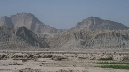منظر طبيعي للصحراء في بلوشستان، يظهر الجبال الشاهقة والتضاريس الوعرة، مما يعكس البيئة القاسية التي شهدت جرائم شرف مؤلمة.