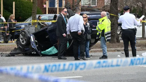 حادث سير مأساوي في بروكلين حيث انقلبت سيارة، مع وجود رجال شرطة ومحققين في موقع الحادث، بعد اصطدام قاتل أدى لمقتل أم وطفليها.