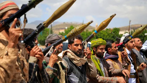 مسلحون حوثيون يحملون صواريخ آر بي جي في صف متراص، يعكس تصعيد الحوثيين وسيطرتهم على مضيق باب المندب الاستراتيجي في اليمن.