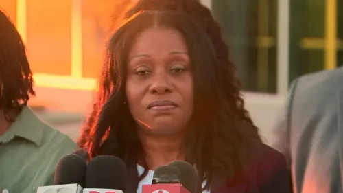 باميلا دياس، والدة أجيكي أوينز، تتحدث في مؤتمر صحفي بعد صدور الحكم على قاتل ابنتها، معبرةً عن رحلة التعافي والدعوة للعدالة.