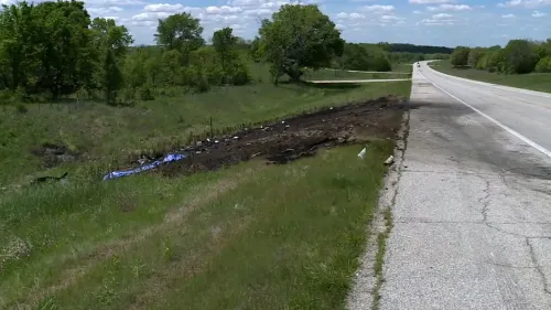 موقع الحادث على الطريق السريع U.S. 169 في ريف كانساس، حيث تظهر آثار الحريق والأضرار بعد اصطدام سيارتين، مما أسفر عن مقتل ثمانية أشخاص.