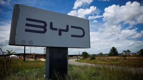 لافتة شركة BYD تظهر شعارها على خلفية سماء زرقاء، مما يعكس الابتكار في صناعة السيارات الكهربائية في الصين.