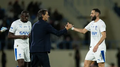 المدرب سيموني إنزاغي يصافح لاعب الهلال خلال مباراة دوري روشن للمحترفين وسط جدل حول استبعاد علي البليهي من التشكيلة.