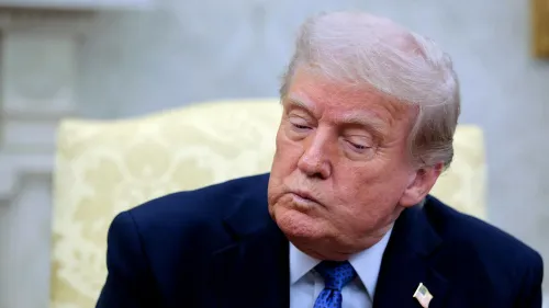 ترامب يبدو متجهمًا خلال اجتماع في المكتب البيضاوي، مع التركيز على تحديات الوساطة في النزاع الأوكراني الروسي.