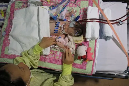 أديسون ماك آرثر، طفلة تتلقى الرعاية الطبية في المستشفى، محاطة بأجهزة طبية، تحتفل بعيد ميلادها الرابع عشر بعد زراعة قلب.