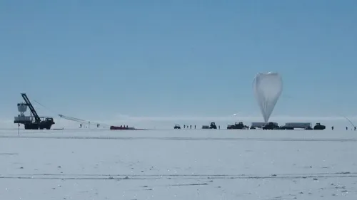 تجربة ANITA في القارة القطبية الجنوبية، حيث تُطلق بالونات تحمل أجهزة للكشف عن النيوترينوات وسط الثلوج.