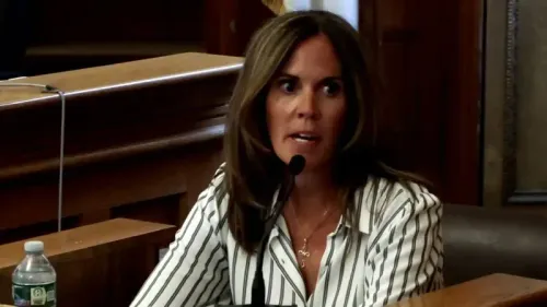 شهادة جينيفر مكابي في المحكمة حول الأحداث التي سبقت وفاة جون أوكيف، حيث تروي تفاصيل الحفل والبحث عنه.