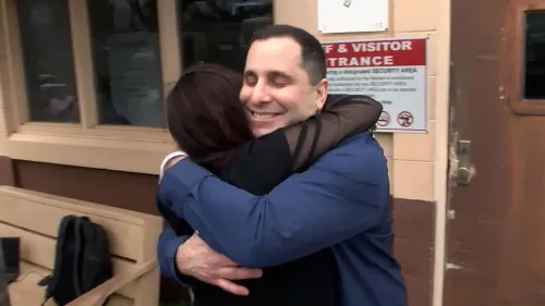 جوردون كورديرو يحتفل بالحرية بعد 30 عامًا في السجن، معانقًا أحد أفراد عائلته خارج مركز ماوي الإصلاحي، بعد إلغاء إدانته.