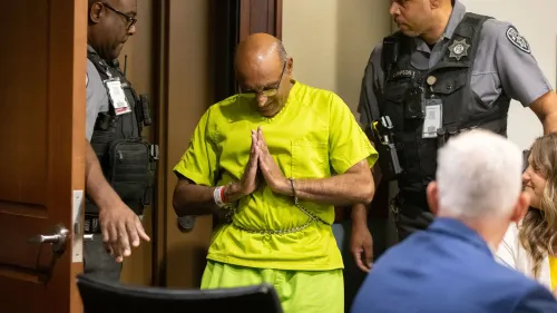ماهيندرا باتيل، المتهم بمحاولة اختطاف طفل في وول مارت، يظهر في قاعة المحكمة مرتديًا زي السجن، وسط حراسة أمنية.
