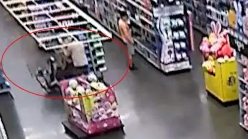 لقطة من كاميرا المراقبة في وول مارت تُظهر ماهيندرا باتيل، الذي يُتهم بمحاولة اختطاف طفل، بينما كان يجلس بالقرب من رفوف المتجر.