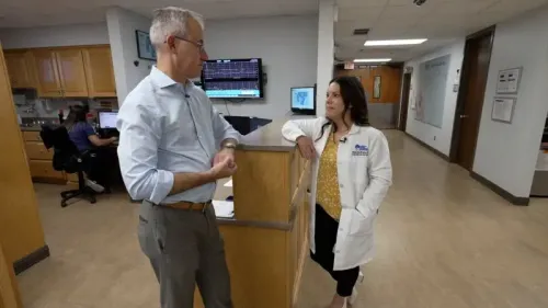 نقاش بين طبيبين في مستشفى حول تأثير تغييرات برنامج Medicaid على الرعاية الصحية للمرضى ذوي الاحتياجات الخاصة.