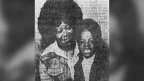 صورة قديمة لديروشيا ماثيوز وابنها كمال، اللذين عُثِر عليهما ميتين في منزلهم في نبراسكا عام 1979، مما أدى إلى اعتقال عبد الملك حسين.