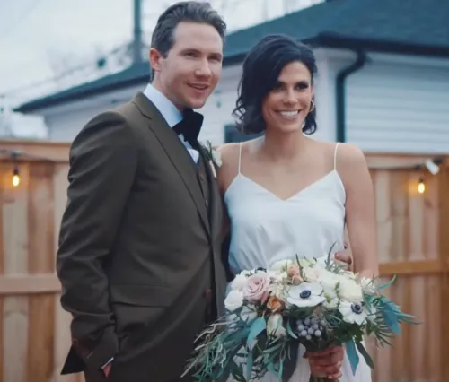 سبنسر ومونيك تيبي في يوم زفافهما، مبتسمين مع باقة من الزهور، في منزلهم بكولومبوس، قبل وقوع مأساة مروعة.