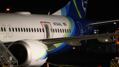 ثقب كبير في باب طائرة تابعة لخطوط ألاسكا الجوية بعد انفجار سدادة الباب، مما يبرز مخاطر السلامة على متن الطائرات.