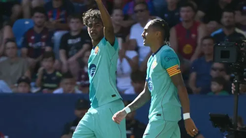 لاعبا برشلونة يحتفلان بعد تسجيل هدف في مباراة الدوري الإسباني ضد ليفانتي، مع تألق يامال ورافينيا في الأداء الهجومي.