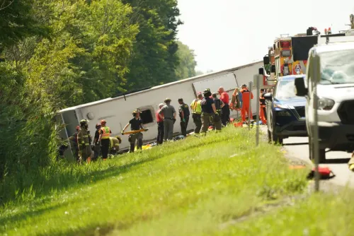 حادث انقلاب حافلة سياحية على طريق ثروواي في نيويورك، مع استجابة طبية عاجلة من فرق الإنقاذ لمساعدة الركاب المصابين.