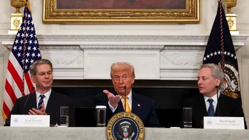 اجتماع في البيت الأبيض حول الاحتياطي الاستراتيجي للبيتكوين، مع ترامب ومساعديه، حيث يتم مناقشة مستقبل العملات الرقمية.